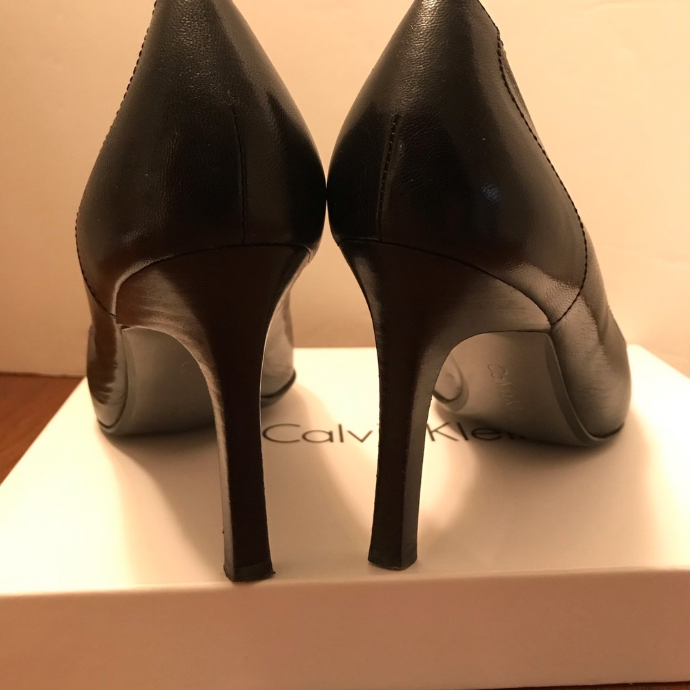 Ladies black leather Calvin Kleiin shoes. size 7.